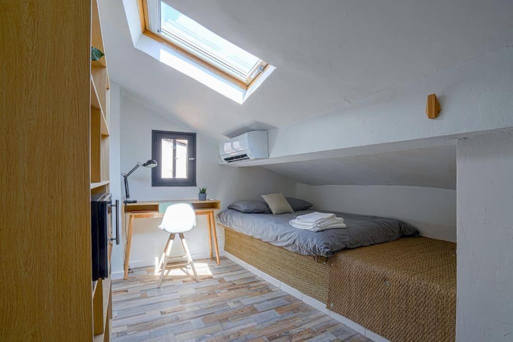 Studio Sous Les Toits Tres Bien Place Et Climatise Montpellier Exterior photo